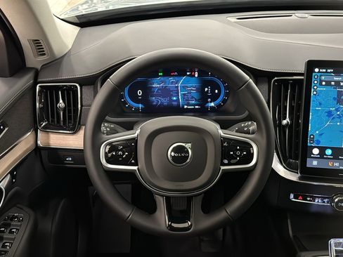 Used 2025 Volvo XC90 B6 Plus image 12