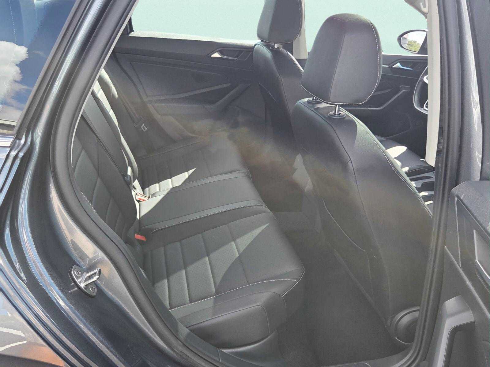 Used 2023 Volkswagen Jetta SE w/ Panoramic Sunroof Package FWD image 19