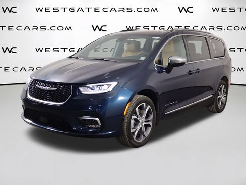 Used 2025 Chrysler Pacifica Pinnacle w/ Trailer Tow Group AWD/4WD image 1