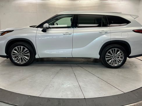 Used 2023 Toyota Highlander Platinum FWD image 2