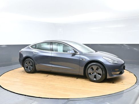 Used 2019 Tesla Model 3 Standard Range image 4