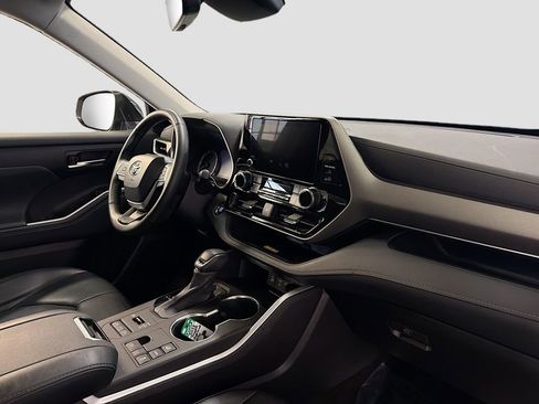 Used 2023 Toyota Highlander XLE image 31