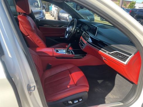 Used 2018 BMW 750i image 9