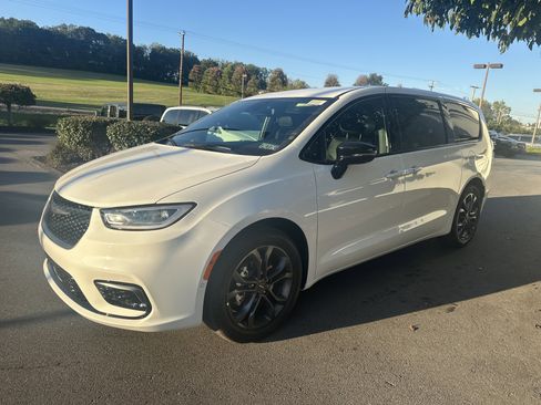 New 2026 Chrysler Pacifica Select image 8
