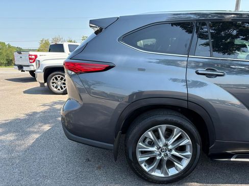 Used 2021 Toyota Highlander Limited FWD image 40