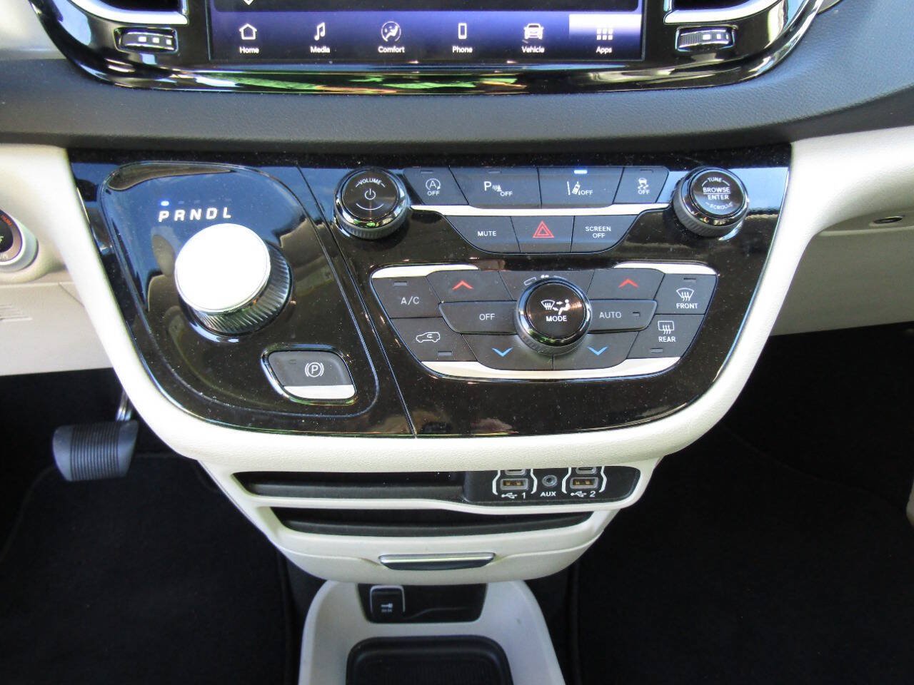 Used 2024 Chrysler Pacifica Touring-L FWD image 16