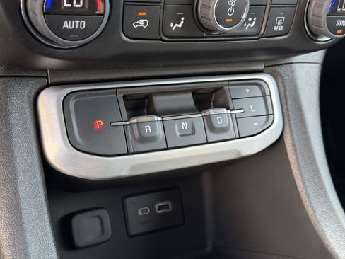 Used 2023 GMC Acadia SLE FWD image 14