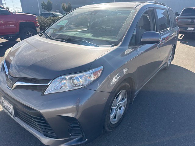 Used 2018 Toyota Sienna LE w/ Carpet Mat Package FWD image 2