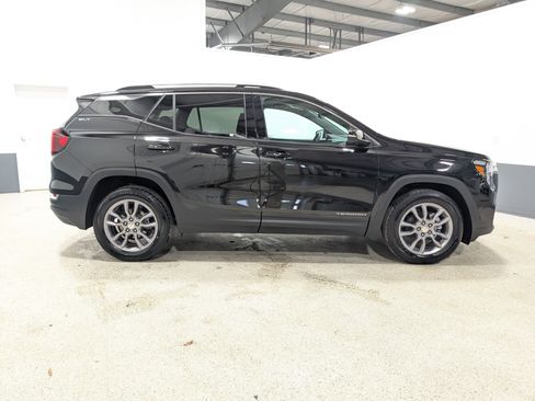 Used 2022 GMC Terrain SLT w/ Tech Package image 2