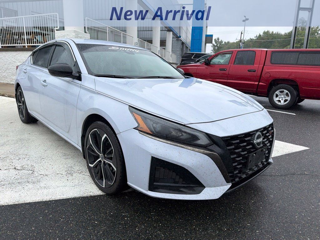 Used 2025 Nissan Altima 2.5 SR FWD image 3