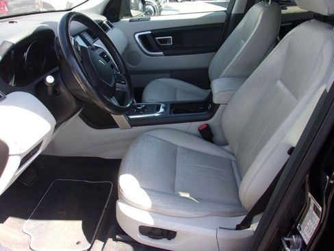 Used 2019 Land Rover Discovery Sport SE image 11