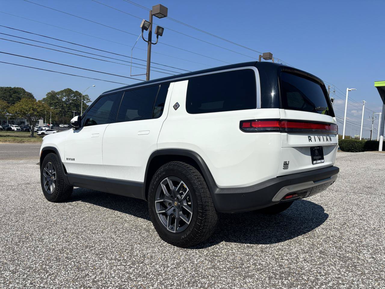 Used 2025 Rivian R1S Adventure Dual AWD/4WD image 3