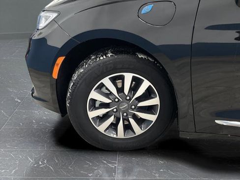Used 2023 Chrysler Pacifica Limited image 37