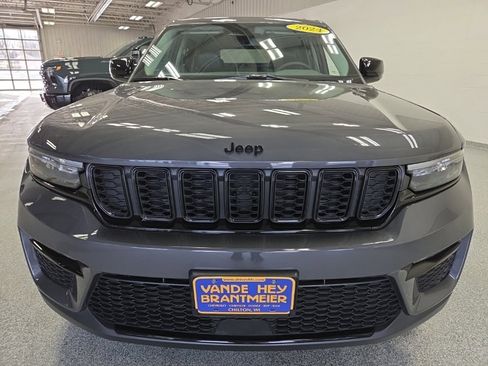 Used 2024 Jeep Grand Cherokee Limited w/ Black Appearance Package image 10