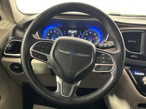 Used 2020 Chrysler Voyager Lxi FWD image 22