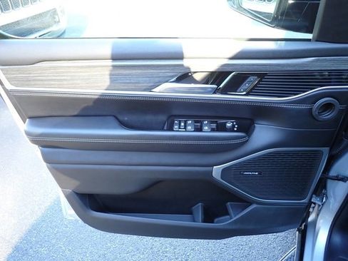 Used 2023 Jeep Wagoneer Series III w/ Preferred Equipment Group image 19