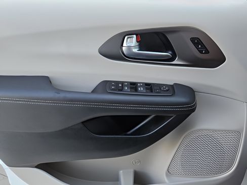 Used 2023 Chrysler Pacifica Touring-L image 29