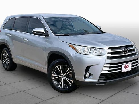 Used 2018 Toyota Highlander Plus FWD image 3