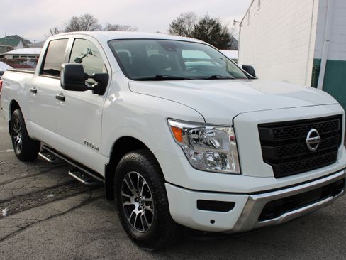 Certified 2022 Nissan Titan SV w/ SV Convenience Package image 10