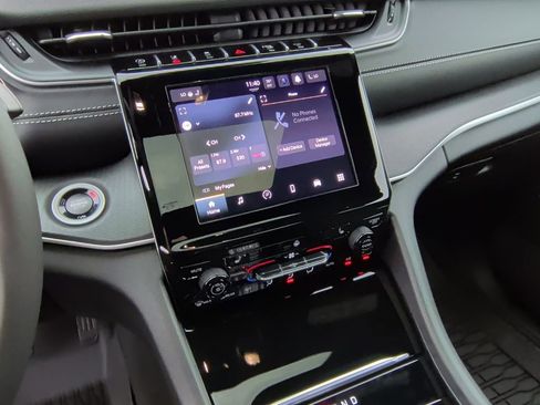 New 2025 Jeep Grand Cherokee Altitude image 22