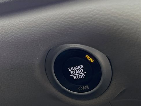 Used 2024 Chrysler Pacifica Touring-L image 23