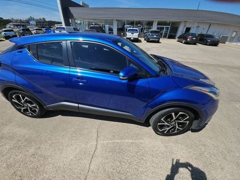 Used 2022 Toyota C-HR XLE image 5