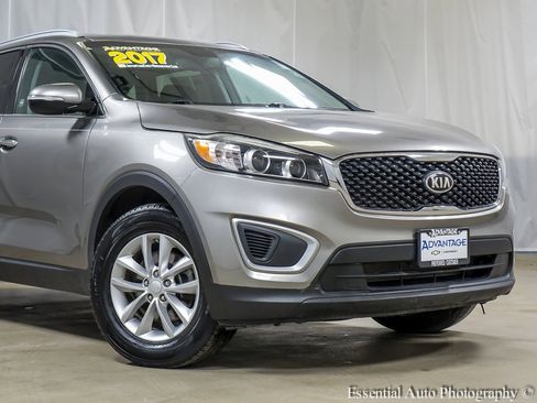 Used 2017 Kia Sorento LX w/ LX Convenience Package image 3