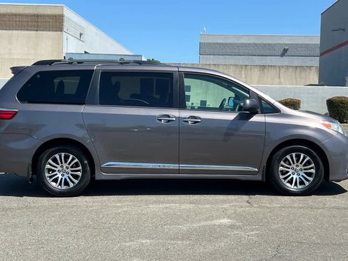 Used 2020 Toyota Sienna XLE Premium image 6