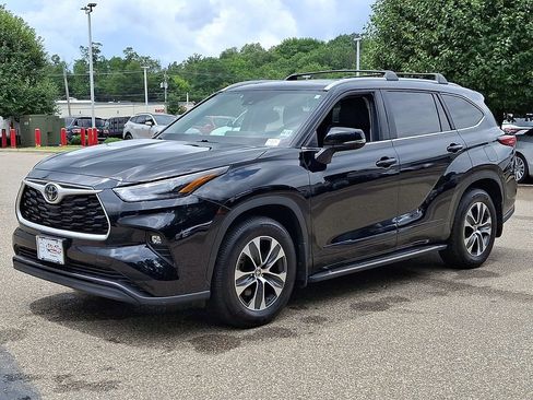 Used 2023 Toyota Highlander XLE AWD/4WD image 4