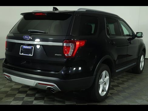 Used 2017 Ford Explorer XLT w/ Equipment Group 202A image 8