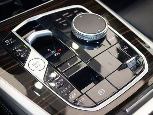 Used 2025 BMW X5 xDrive50e image 32