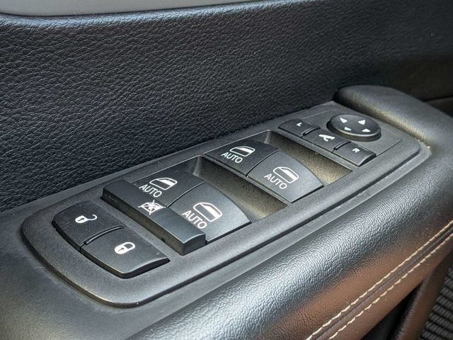 Used 2025 Chrysler Pacifica Limited FWD image 29