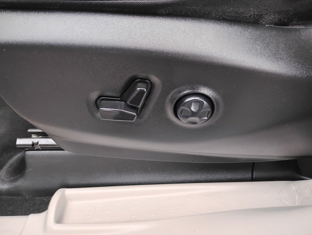 Used 2024 Chrysler Pacifica Touring-L FWD image 15