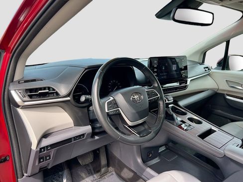 Used 2023 Toyota Sienna XLE FWD image 9