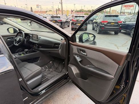 Used 2021 Nissan Rogue SV FWD image 7