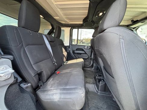 Used 2018 Jeep Wrangler Unlimited Sahara AWD/4WD image 16