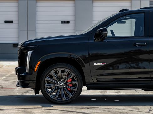 Used 2025 Cadillac Escalade V image 6