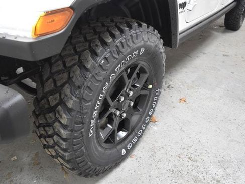 New 2025 Jeep Gladiator Willys image 8