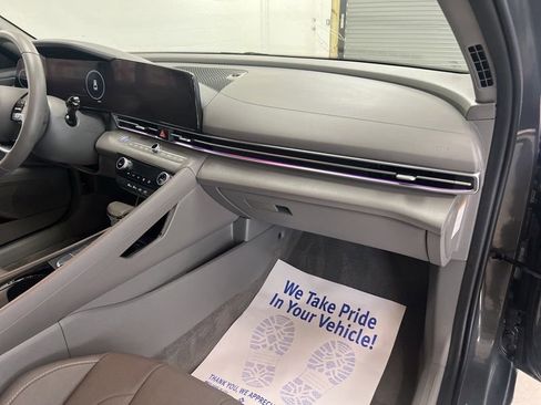 Used 2025 Hyundai Elantra SEL FWD image 13