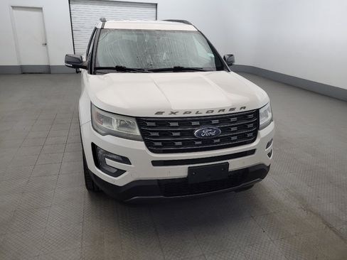 Used 2017 Ford Explorer XLT w/ Equipment Group 202A AWD/4WD image 14