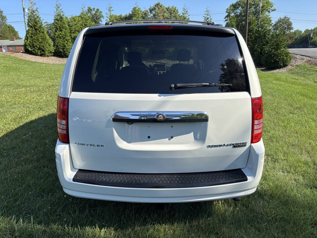 Used 2010 Chrysler Town & Country Touring Plus FWD image 3