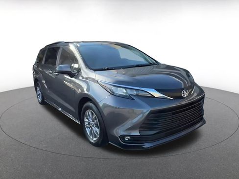 Used 2025 Toyota Sienna XLE FWD image 3