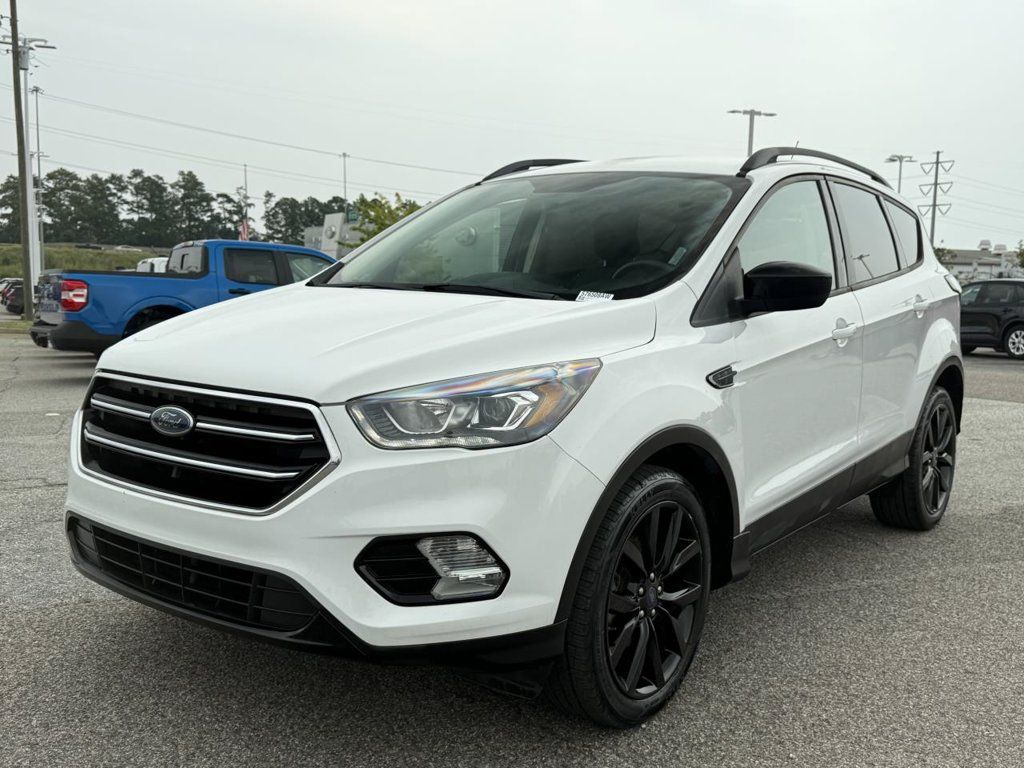 Used 2018 Ford Escape SE w/ SE Sport Appearance Package FWD image 1
