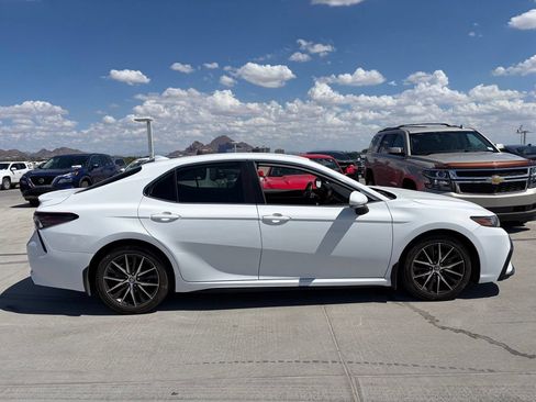 Used 2023 Toyota Camry SE FWD image 3