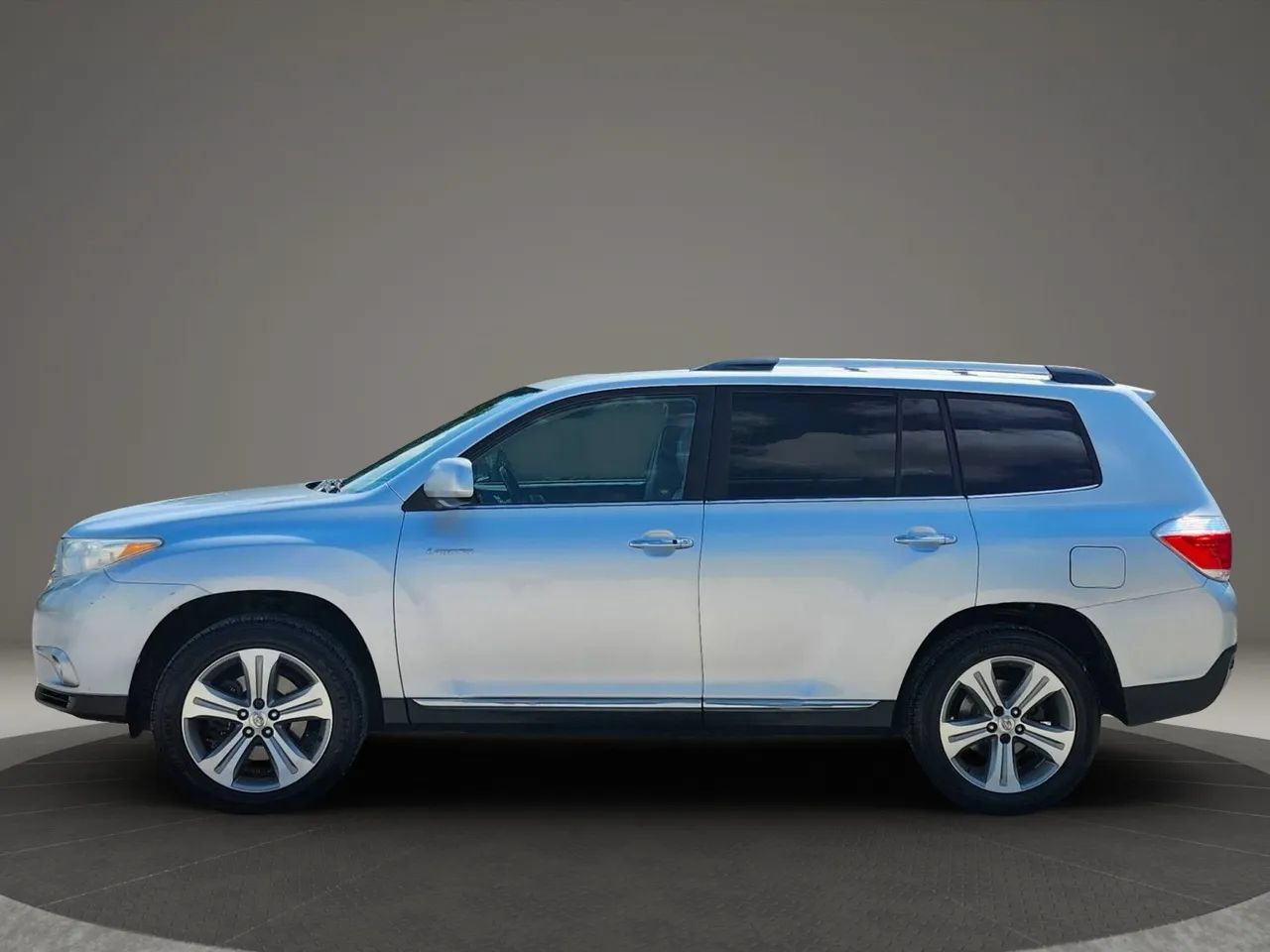 Used 2012 Toyota Highlander Limited w/ Tow Pkg FWD image 2