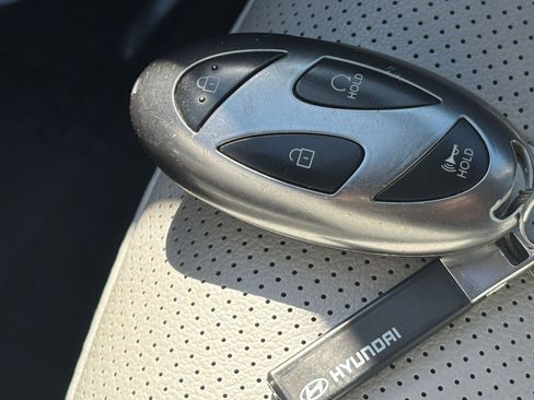 Used 2025 Hyundai Elantra Limited image 22