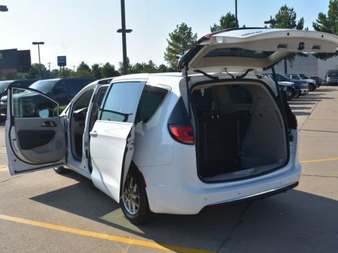 Used 2024 Chrysler Pacifica Touring-L FWD image 17