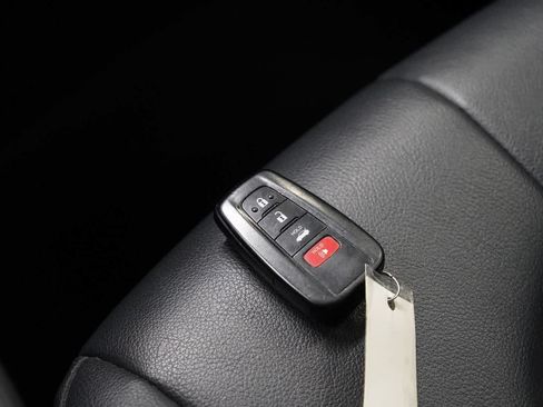 Used 2020 Toyota Camry SE w/ Convenience Package FWD image 26