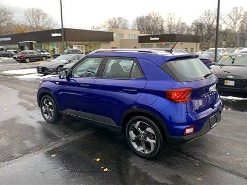 Used 2024 Hyundai Venue SEL image 3