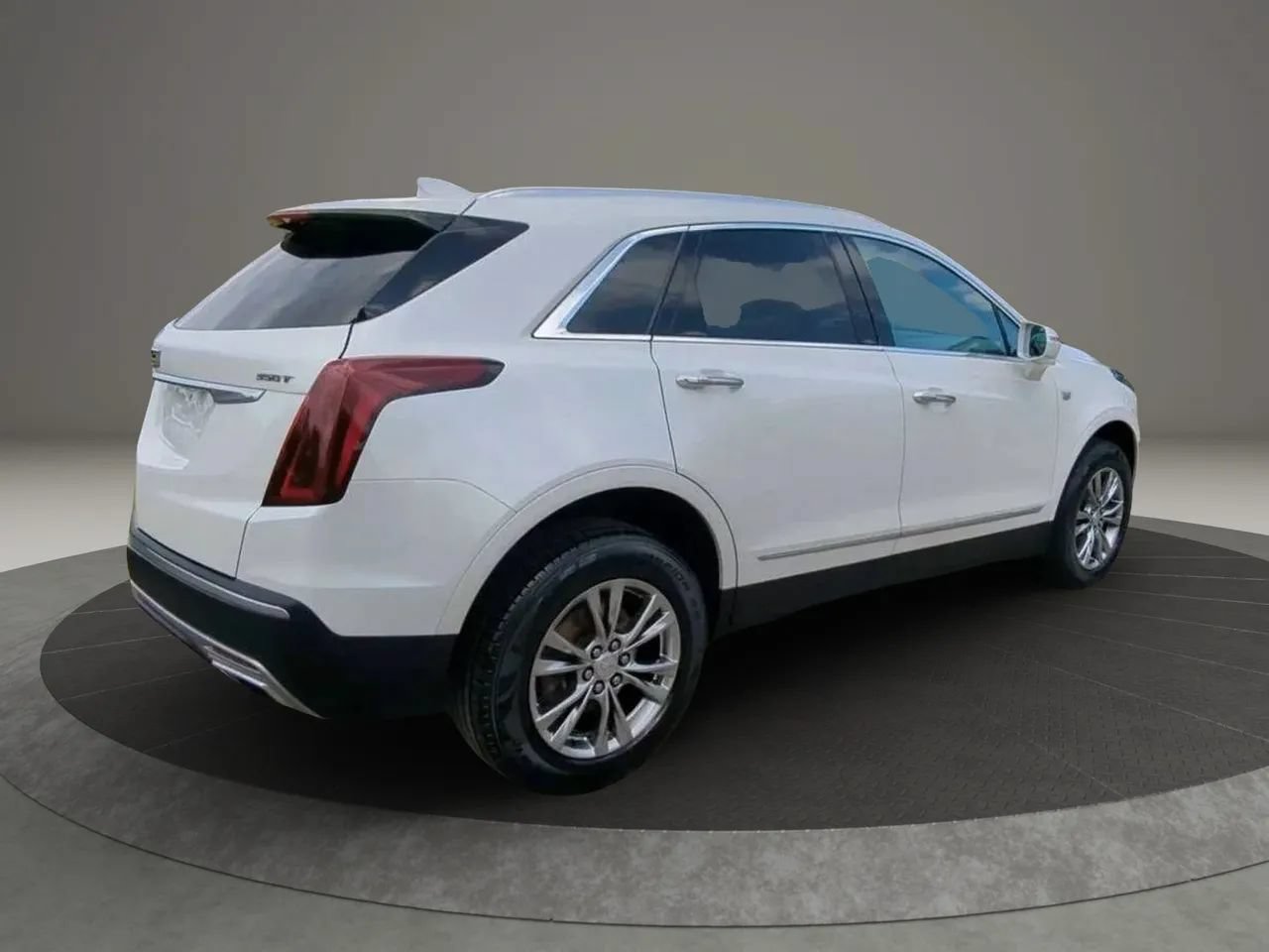 Used 2020 Cadillac XT5 Premium Luxury w/ LPO, Floor Liner Package FWD image 4